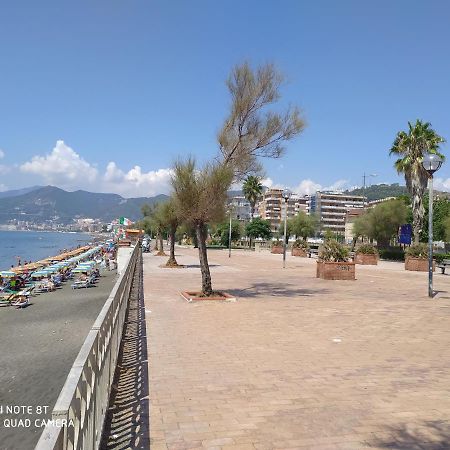 Holiday Home Casa Vacanze ซาแลร์โน ภายนอก รูปภาพ