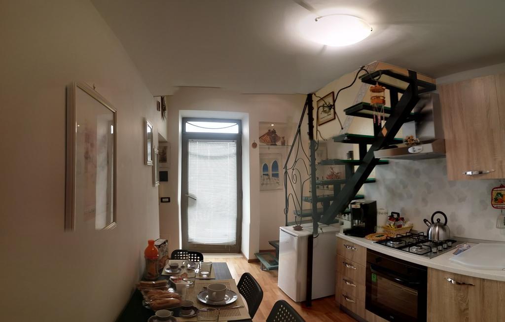 Holiday Home Casa Vacanze ซาแลร์โน ภายนอก รูปภาพ